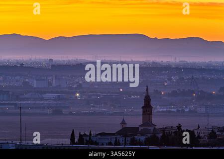 Une vue aérienne magnifique au lever du soleil sur Séville met en valeur le monument Corazon de Jesus et les collines lointaines de Moron. Banque D'Images