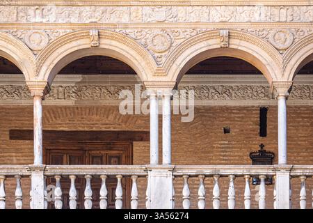Ce détail architectural met en valeur le style Renaissance du niveau supérieur du Patio de las Doncellas dans le Real Alcazar de Séville, en Espagne. Banque D'Images
