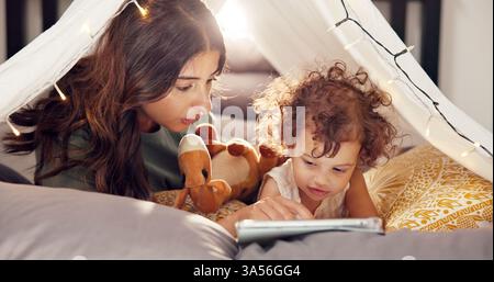 Tente, mère et tablette avec bébé à la maison pour lier ensemble, application de peinture et connexion avec confiance. Tech, femme et activité amusante avec enfant dedans Banque D'Images