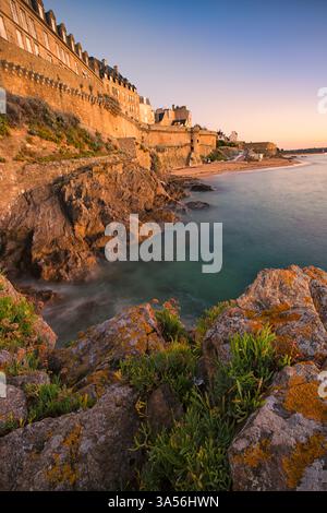 Coucher de soleil à Saint-Malo en Bretagne, France avec vue sur la mer Banque D'Images