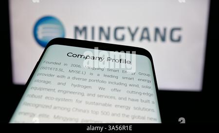 Stuttgart, Allemagne - 11-07-2024 : téléphone portable avec le site Web de la société chinoise Ming Yang Wind Power Group Limited sur l'écran devant le logo. Banque D'Images