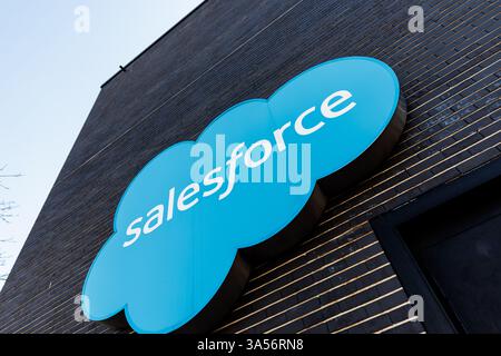 Munich, Allemagne. 20 mars 2025. Le logo et le lettrage Salesforce sont visibles sur la façade du siège de la société à Munich le 20 mars 2025 à Munich (Bavière). Salesforce, Inc., basée aux États-Unis, est une société américaine de logiciels cotée en bourse qui propose des produits de cloud computing aux entreprises. Crédit : Matthias Balk/dpa/Alamy Live News Banque D'Images