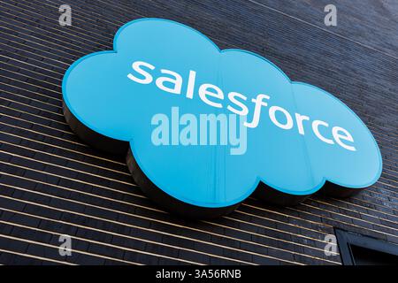 Munich, Allemagne. 20 mars 2025. Le logo et le lettrage Salesforce sont visibles sur la façade du siège de la société à Munich le 20 mars 2025 à Munich (Bavière). Salesforce, Inc., basée aux États-Unis, est une société américaine de logiciels cotée en bourse qui propose des produits de cloud computing aux entreprises. Crédit : Matthias Balk/dpa/Alamy Live News Banque D'Images