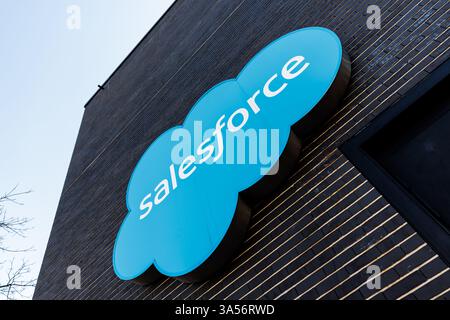 Munich, Allemagne. 20 mars 2025. Le logo et le lettrage Salesforce sont visibles sur la façade du siège de la société à Munich le 20 mars 2025 à Munich (Bavière). Salesforce, Inc., basée aux États-Unis, est une société américaine de logiciels cotée en bourse qui propose des produits de cloud computing aux entreprises. Crédit : Matthias Balk/dpa/Alamy Live News Banque D'Images