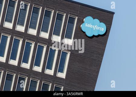 Munich, Allemagne. 18 février 2025. Le logo et le lettrage Salesforce sont visibles sur la façade du siège de la société à Munich le 18 février 2025 à Munich (Bavière). Salesforce, Inc., basée aux États-Unis, est une société américaine de logiciels cotée en bourse qui propose des produits de cloud computing aux entreprises. Crédit : Matthias Balk/dpa/Alamy Live News Banque D'Images