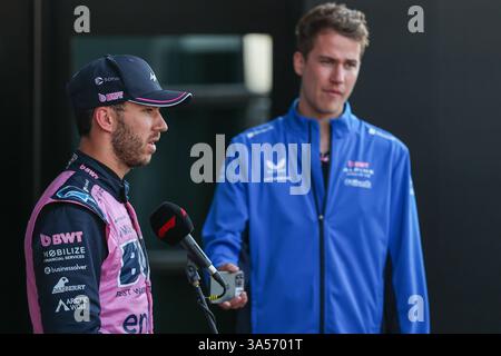SHANGHAI, CHINE- 21 MARS : Pierre Gasly, de France, et l'écurie BWT Alpine F1 Team apparaissent dans le TV Pen lors des qualifications de sprint avant le Grand Prix de F1 de CHINE sur le circuit international de Shanghai le 21 mars 2025 à Shanghai, en Chine. (Photo de Qian Jun/Paddocker) Banque D'Images