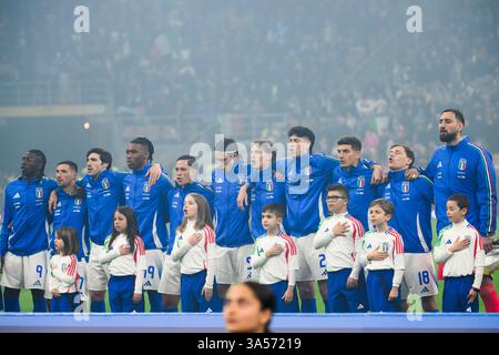 Les joueurs italiens chantent l'hymne national lors du match de football de l'UEFA Nations League entre l'Italie et l'Allemagne au stade San Siro de Milan (Italie), le 20 mars 2025. Banque D'Images