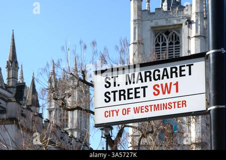 Londres, Royaume-Uni. Panneau de rue à Wesminster : St Margaret Street. Église Sainte-Marguerite derrière (à droite) et abbaye de Westminster (à gauche) Banque D'Images