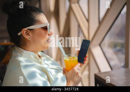 Profitez d'une boisson rafraîchissante tout en admirant la vue sur la ville Banque D'Images