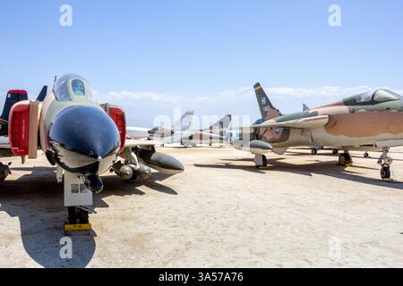 Riverside, Californie, États-Unis - 06-05-2019 : une vue de plusieurs avions militaires retirés exposés au March Field Air Museum. Banque D'Images