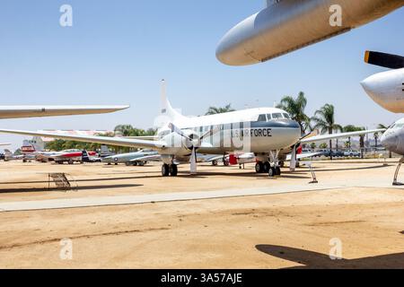 Riverside, Californie, États-Unis - 06-05-2019 : une vue de plusieurs aéronefs militaires à la retraite exposés au March Field Air Museum. Banque D'Images