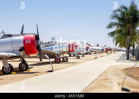 Riverside, Californie, États-Unis - 06-05-2019 : une rangée de plusieurs avions militaires à la retraite exposés au March Field Air Museum. Banque D'Images