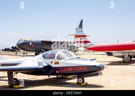 Riverside, Californie, États-Unis - 06-05-2019 : une vue de plusieurs avions militaires retirés exposés au March Field Air Museum. Banque D'Images