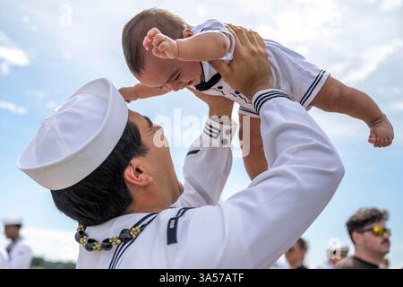 250316-N-EI510-1456 joint base Pearl Harbor-Hickam, Hawaii, 16 mars 2025. Machinist's Mate, Nuclear Power, 2e classe Chris Gailiatabarez joue avec son fils après le retour du sous-marin USS Vermont (SSN 792) de classe Virginie à la base interarmées Pearl Harbor-Hickam, Hawaï, après un déploiement prévu, le 16 mars 2025. Le Vermont est le troisième navire de l'US Navy nommé d'après le Green Mountain State. Le Vermont a été mis en service administrativement en avril 2020 et est le premier sous-marin d'attaque rapide Block IV de classe Virginia. (Photo de l'US Navy par Scott Barnes, spécialiste des communications de masse, 1re classe) Banque D'Images