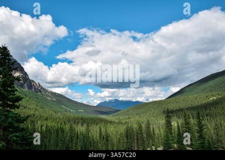 Paysage avec des montagnes de collines et ciel bleu avec des nuages blancs moelleux Banque D'Images