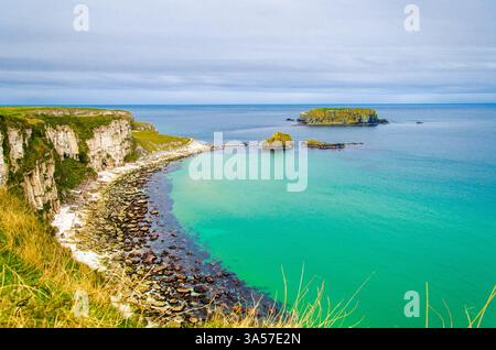 Paysage côtier pittoresque avec eaux turquoises et falaises rocheuses Banque D'Images