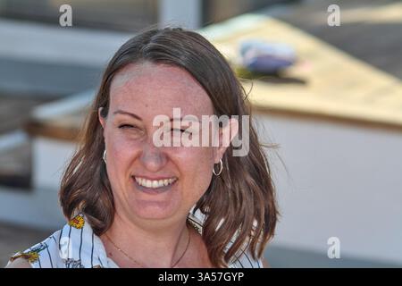 L'image montre une femme avec un sourire éclatant et engageant, idéal pour une utilisation dans les médias sociaux ou les campagnes publicitaires. Banque D'Images