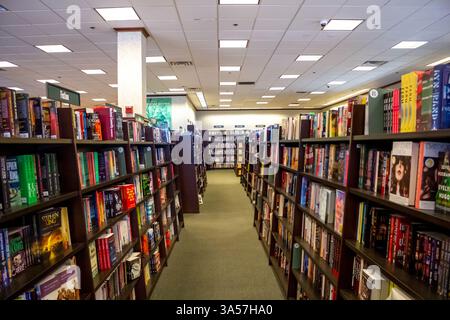 Los Angeles, Californie, États-Unis - 06-08-2019 : une vue regardant en bas d'une allée dans la section fiction d'une chaîne de librairies locales. Banque D'Images