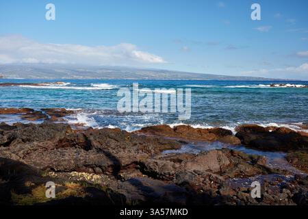 Vue sur l'océan depuis la plage de Hilo Banque D'Images