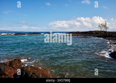 Vue sur l'océan depuis la plage de Hilo Banque D'Images