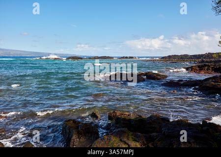 Vue sur l'océan depuis la plage de Hilo Banque D'Images