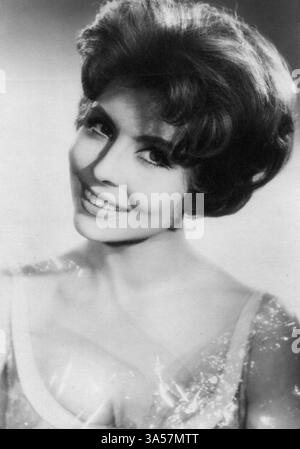 Une carte postale antique mettant en vedette l'actrice, danseuse et chanteuse allemande Sonja Alice Selma Toni Ziemann, publiée en Allemagne, vers les années 1950 USAGE ÉDITORIAL EXCLUSIF Banque D'Images