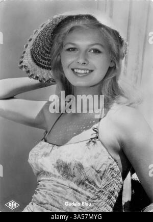 Une carte postale antique mettant en vedette l'actrice allemande, auteur, chanteuse Gudula Blau, publiée en Allemagne, vers 1950 USAGE ÉDITORIAL EXCLUSIF Banque D'Images