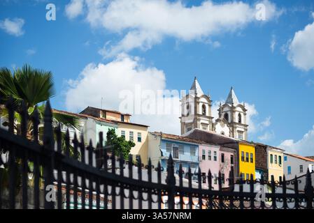 Salvador, Bahia, Brésil - 15 février 2025 : vue de la façade des maisons coloniales et d'une église à Pelourinho, centre historique de la ville de Salvador Banque D'Images