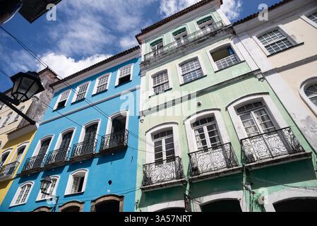 Salvador, Bahia, Brésil - 15 février 2025 : vue d'en haut des façades des maisons coloniales à Largo do Pelourinho, centre historique de la ville de Banque D'Images