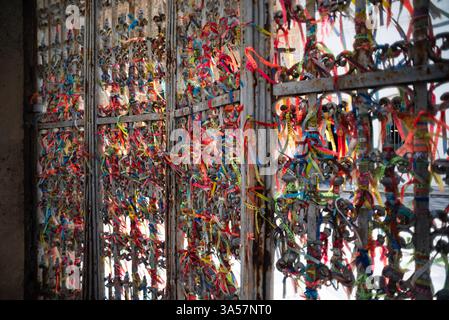 Salvador, Bahia, Brésil - 15 février 2025 : vue d'une porte de fer recouverte de rubans du souvenir à Pelourinho, ville de Salvador, Brésil. Banque D'Images