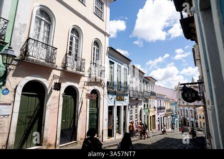 Salvador, Bahia, Brésil - 15 février 2025 : vue d'en haut des façades des maisons coloniales à Largo do Pelourinho, centre historique de la ville de Banque D'Images