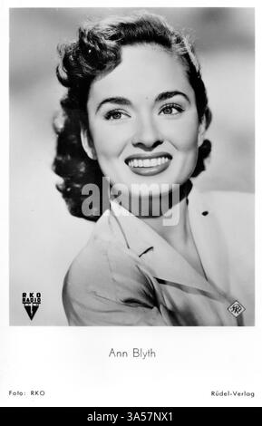 Une carte postale antique mettant en vedette l'actrice et chanteuse américaine Ann Blyth, publiée en Allemagne, vers les années 1950 Ann Blyth a été nommée aux Oscars en 1945. ÉDITEUR Banque D'Images