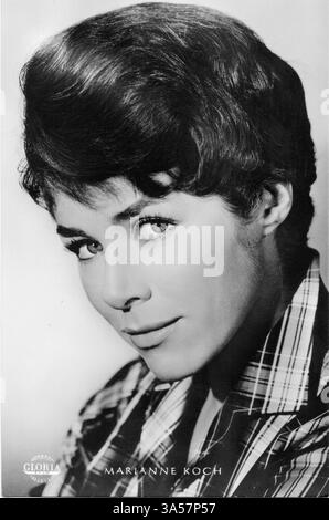 Une carte postale antique mettant en vedette l'actrice allemande Marianne Koch, publiée en Allemagne, vers les années 1960 Marianne Koch est surtout connue pour ses rôles dans l'aventure Banque D'Images