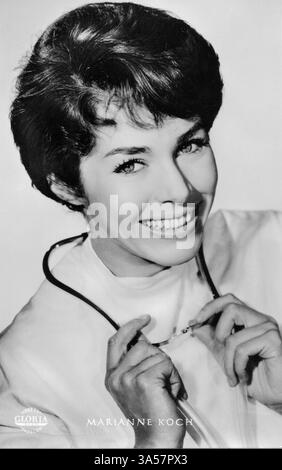 Une carte postale antique mettant en vedette l'actrice allemande Marianne Koch, publiée en Allemagne, vers les années 1960 Marianne Koch est surtout connue pour ses rôles dans l'aventure Banque D'Images