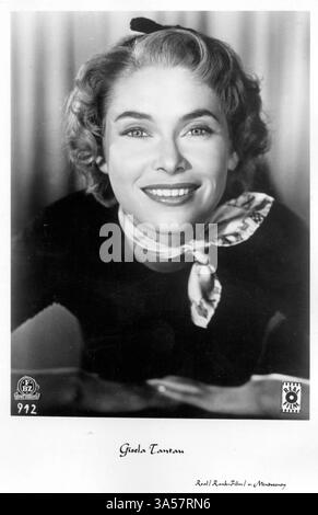 Une carte postale antique mettant en vedette l'actrice allemande Gisela Tantau, publiée en Allemagne, vers les années 1950 USAGE ÉDITORIAL EXCLUSIF Banque D'Images