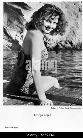 Une carte postale antique mettant en vedette l'actrice serbe Nadja Regin, publiée en Allemagne, vers les années 1950 USAGE ÉDITORIAL EXCLUSIF Banque D'Images