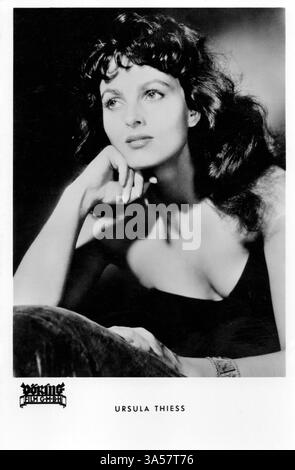 Une carte postale antique mettant en vedette l'actrice américaine d'origine allemande Ursula Thiess, publiée en Allemagne, vers les années 1950 USAGE ÉDITORIAL EXCLUSIF Banque D'Images