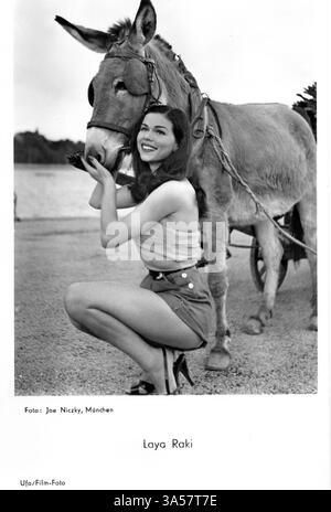 Une carte postale antique mettant en vedette la danseuse allemande et actrice de cinéma Laya Raki, publiée en Allemagne, vers les années 1950 Elle est également devenue une star internationale throu Banque D'Images