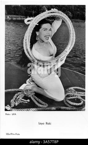Une carte postale antique mettant en vedette la danseuse allemande et actrice de cinéma Laya Raki, publiée en Allemagne, vers les années 1950 Elle est également devenue une star internationale throu Banque D'Images