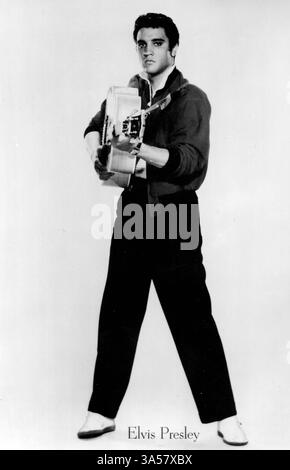 Une carte postale antique mettant en vedette le chanteur et acteur américain Elvis Aaron Presley, publiée en Allemagne, vers les années 1950 USAGE ÉDITORIAL EXCLUSIF Banque D'Images