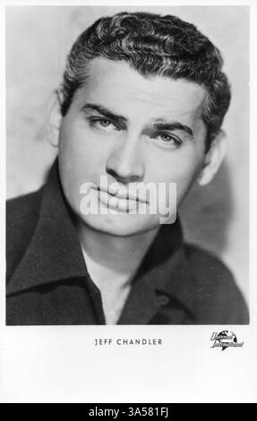Une carte postale antique mettant en vedette l'acteur américain Jeff Chandler, publiée en Allemagne, vers les années 1950 USAGE ÉDITORIAL EXCLUSIF Banque D'Images