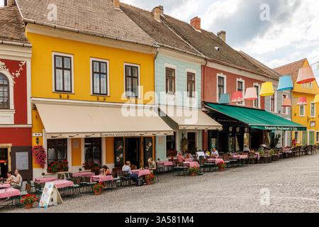 Restaurant avec des gens mangeant à l'extérieur, Szentendre, Hongrie Banque D'Images