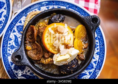 Tajine de bœuf marocain du Rif, avec figues, pruneaux et prunes, Tanger, Maroc, Afrique du Nord Banque D'Images