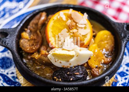 Tajine de bœuf marocain du Rif, avec figues, pruneaux et prunes, Tanger, Maroc, Afrique du Nord Banque D'Images
