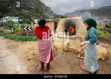 Femmes berbères cuisant dans un four extérieur, Mezlafen Al Oued, province de Chefchaouen, montagnes du Rif, Maroc, Afrique du Nord Banque D'Images