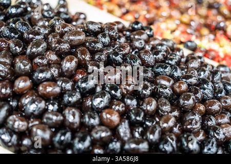 Olives noires dans le souk de la médina, Tétouan, Maroc, Afrique du Nord Banque D'Images
