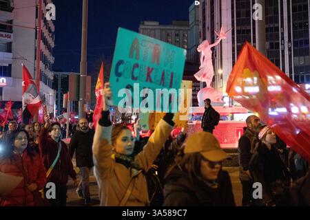 21 mars 2025 : IZMIR, TURQUIE - 21 MARS 2025 : à Izmir, la troisième plus grande ville de Turquie, une foule nombreuse s'est rassemblée sur la place Lozan pour une marche de protestation, répondant à un appel de la direction provinciale du Parti républicain du peuple (CHP). Alors que le maire de la municipalité métropolitaine d'Istanbul, Ekrem Imamoglu, est toujours détenu pour la troisième journée, les manifestations se poursuivent dans tout le pays. (Crédit image : © Tolga Ildun/ZUMA Press Wire) USAGE ÉDITORIAL SEULEMENT ! Non destiné à UN USAGE commercial ! Banque D'Images