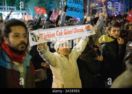 21 mars 2025 : IZMIR, TURQUIE - 21 MARS 2025 : à Izmir, la troisième plus grande ville de Turquie, une foule nombreuse s'est rassemblée sur la place Lozan pour une marche de protestation, répondant à un appel de la direction provinciale du Parti républicain du peuple (CHP). Alors que le maire de la municipalité métropolitaine d'Istanbul, Ekrem Imamoglu, est toujours détenu pour la troisième journée, les manifestations se poursuivent dans tout le pays. (Crédit image : © Tolga Ildun/ZUMA Press Wire) USAGE ÉDITORIAL SEULEMENT ! Non destiné à UN USAGE commercial ! Banque D'Images