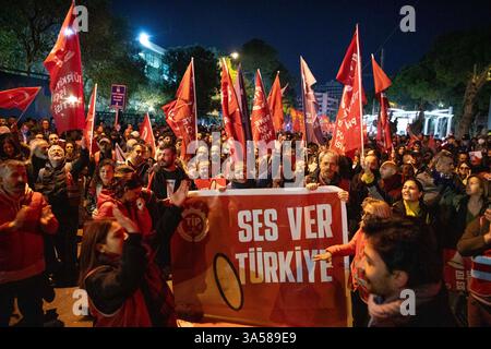 21 mars 2025 : IZMIR, TURQUIE - 21 MARS 2025 : à Izmir, la troisième plus grande ville de Turquie, une foule nombreuse s'est rassemblée sur la place Lozan pour une marche de protestation, répondant à un appel de la direction provinciale du Parti républicain du peuple (CHP). Alors que le maire de la municipalité métropolitaine d'Istanbul, Ekrem Imamoglu, est toujours détenu pour la troisième journée, les manifestations se poursuivent dans tout le pays. (Crédit image : © Tolga Ildun/ZUMA Press Wire) USAGE ÉDITORIAL SEULEMENT ! Non destiné à UN USAGE commercial ! Banque D'Images