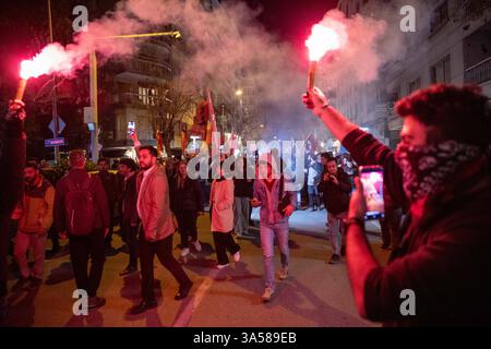 21 mars 2025 : IZMIR, TURQUIE - 21 MARS 2025 : à Izmir, la troisième plus grande ville de Turquie, une foule nombreuse s'est rassemblée sur la place Lozan pour une marche de protestation, répondant à un appel de la direction provinciale du Parti républicain du peuple (CHP). Alors que le maire de la municipalité métropolitaine d'Istanbul, Ekrem Imamoglu, est toujours détenu pour la troisième journée, les manifestations se poursuivent dans tout le pays. (Crédit image : © Tolga Ildun/ZUMA Press Wire) USAGE ÉDITORIAL SEULEMENT ! Non destiné à UN USAGE commercial ! Banque D'Images